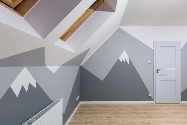 Dormitorio Para Niños Con Pintura Pizarra Montaña Suelo Laminado Nuevo — Foto de Stock
