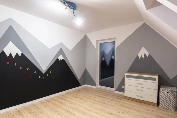 Dormitorio Para Niños Con Pintura Pizarra Montaña Suelo Laminado Nuevo — Foto de Stock