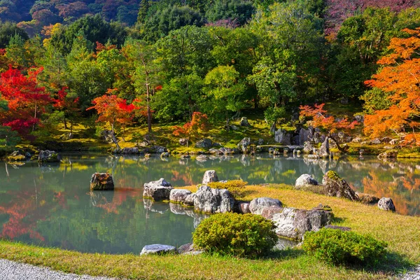 Πολύχρωμο Φθινόπωρο Λίμνη Κοντά Στο Arashiyama Ιαπωνία — Φωτογραφία Αρχείου