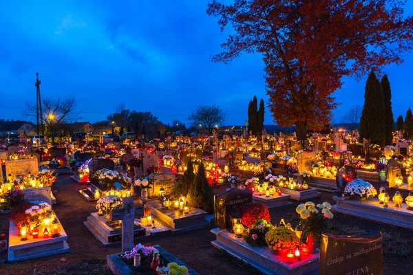 Горна Група Польша Ноября 2018 Года Кладбище Ночью Красочными Свечами — стоковое фото
