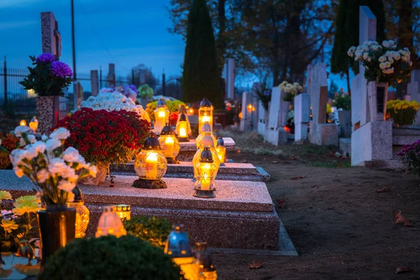 諸聖人の日 ポーランドで墓地のカラフルなキャンドル — ストック写真