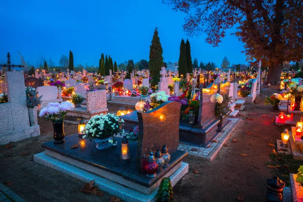 Kolorowe Świece Cmentarzu Dzień Wszystkich Świętych Polska — Zdjęcie stockowe