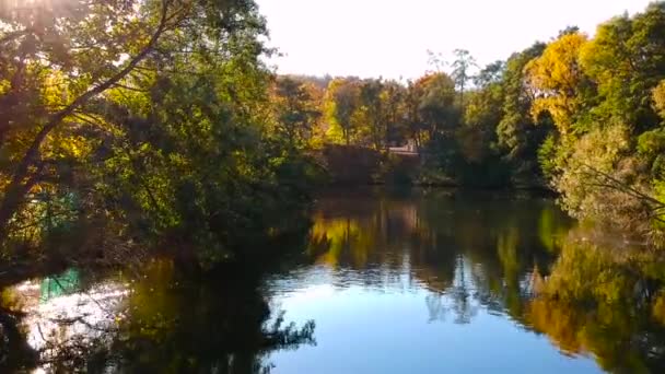 Herbstliche Landschaft See Polen — Stockvideo