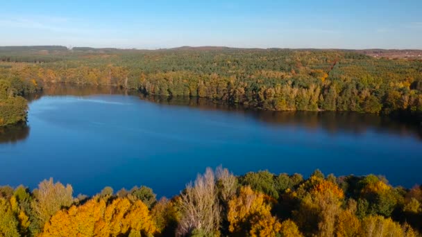 Herbstliche Landschaft See Polen — Stockvideo