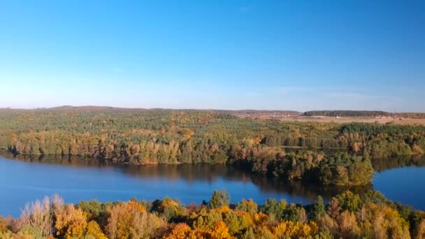 ポーランドの湖での紅葉の風景 — ストック動画