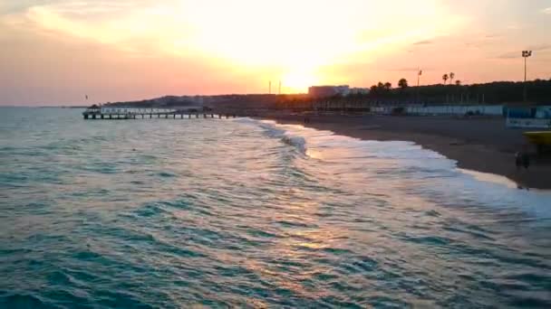 土耳其日落附近海滩鸟瞰图 — 图库视频影像