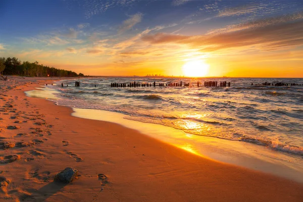 Εκπληκτικό Ηλιοβασίλεμα Στην Παραλία Της Βαλτικής Θάλασσας Στην Πολωνία — Φωτογραφία Αρχείου