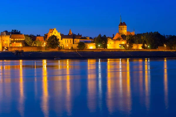 Старый Город Торунь Ночью Отражается Реке Висла Польша — стоковое фото