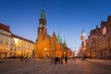 Market Square alacakaranlıkta, Polonya Wroclaw eski Belediye Binası ile.