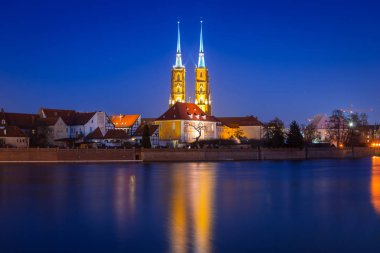 Mimarlık tarihi kentin Wroclaw alacakaranlıkta, Polonya.