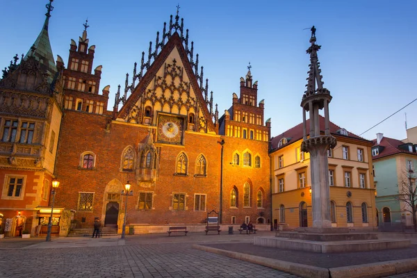 Market Square Alacakaranlıkta Polonya Wroclaw Eski Belediye Binası Ile — Stok fotoğraf