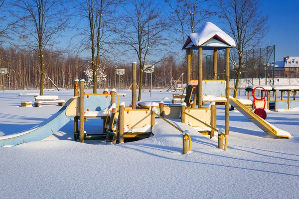 Zimowy Plac Zabaw Parku Obfitych Opadów Śniegu — Zdjęcie stockowe