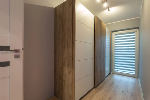 Interior Uma Casa Moderna Com Guarda Roupa Madeira — Fotografia de Stock