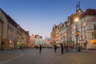 Wroclaw, Polonya - 28 Aralık 2016: Market Square Wroclaw alacakaranlıkta, Polonya mimarisi. Wroclaw batı Polonya ve tarihsel Silezya başkenti en büyük kenti olduğunu.