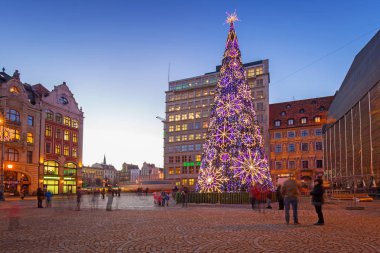Wroclaw, Polonya - 28 Aralık 2016: Market Square Wroclaw alacakaranlıkta, Polonya mimarisi. Wroclaw batı Polonya ve tarihsel Silezya başkenti en büyük kenti olduğunu.