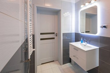 Yeni banyo iç aydınlatmalı ayna ile