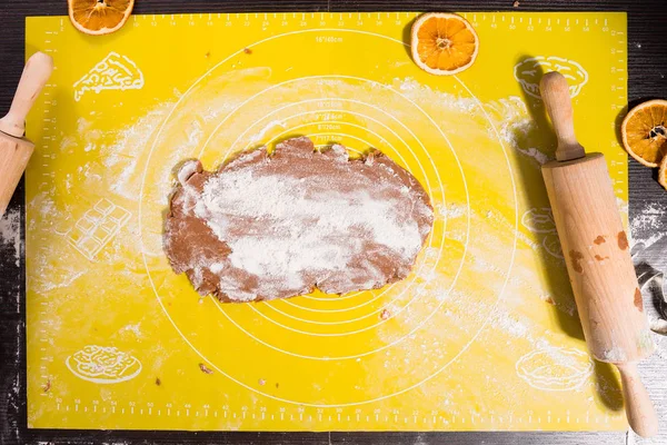 Blick Von Oben Auf Hände Die Lebkuchen Für Weihnachten Backen — Stockfoto