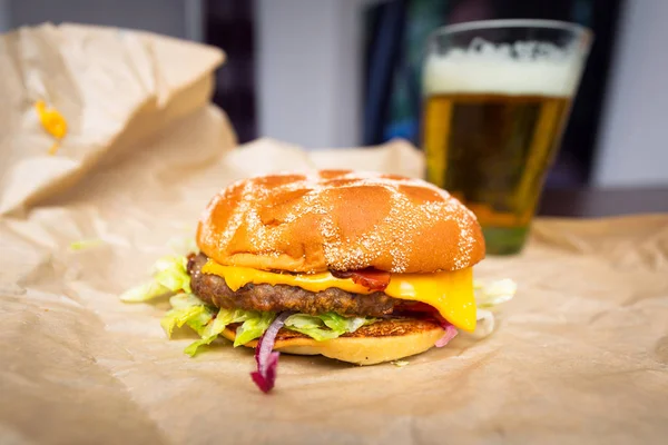 Smakelijke Hamburger Met Gegrild Rundvlees Glas Bier — Stockfoto