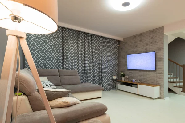 Nieuw Ingerichte Woonkamer Met Witte Vloer Grijze Decoraties — Stockfoto