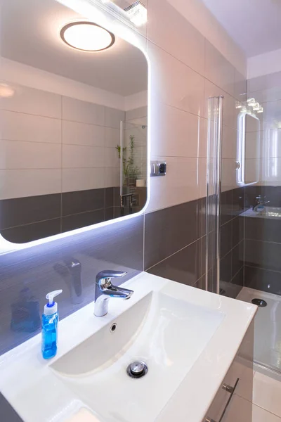 Novo Interior Banheiro Com Espelho Iluminado — Fotografia de Stock