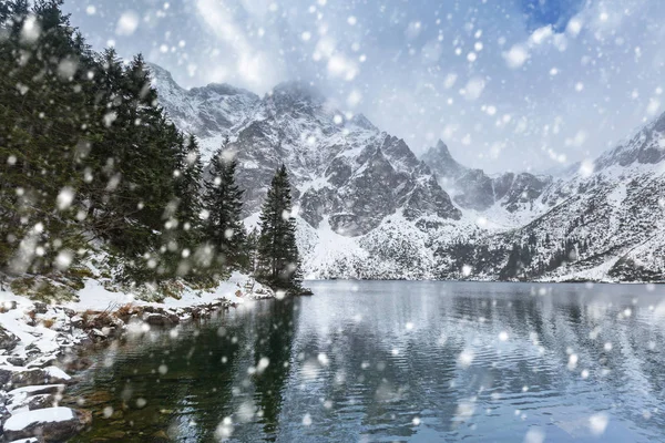 Vinter Vid Ögat Sjön Havet Tatrabergen Med Fallande Snö Polen — Stockfoto