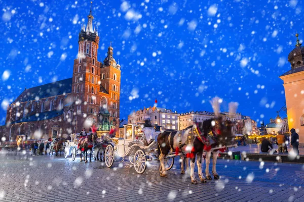 Krakauer Altstadt Einer Kalten Winternacht Mit Fallendem Schnee Polen — Stockfoto