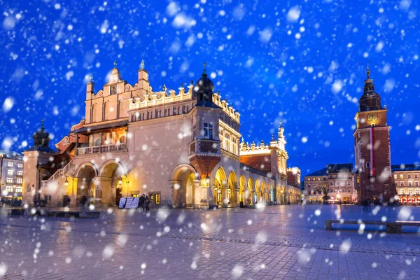 Casco Antiguo Cracovia Una Fría Noche Invierno Con Nieve Cayendo — Foto de Stock