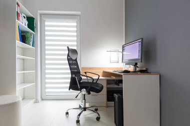 Bilgisayar masası ile ev ofis