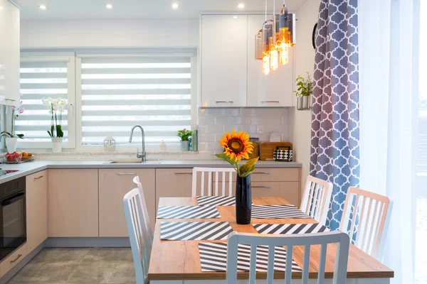 Interior Cocina Moderna Con Mesa Comedor — Foto de Stock