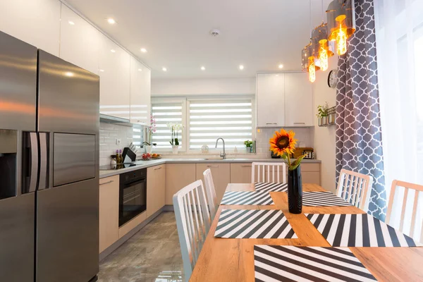 Interior Cocina Moderna Con Mesa Comedor — Foto de Stock