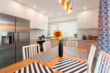 Yemek masası ile modern mutfak iç