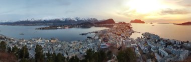 Norveç Alesund kasabada batımında Panoraması