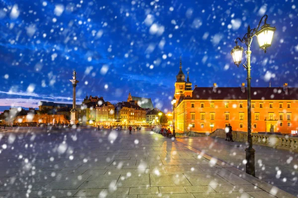 华沙老城在一个寒冷的冬夜与降雪 — 图库照片