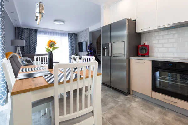 Interieur Van Moderne Keuken Met Eettafel — Stockfoto