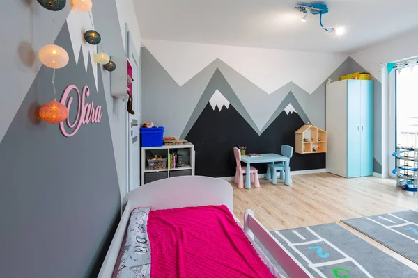 少年と少女の家具とおもちゃのモダンなベッドルーム — ストック写真