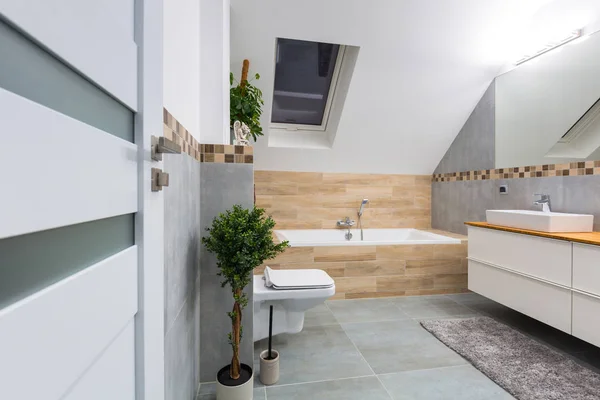 Modernes Badezimmer Mit Grauen Fliesen Und Holzdekor — Stockfoto