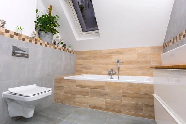 Interior Del Baño Moderno Con Azulejos Grises Decoraciones Madera —  Fotos de Stock