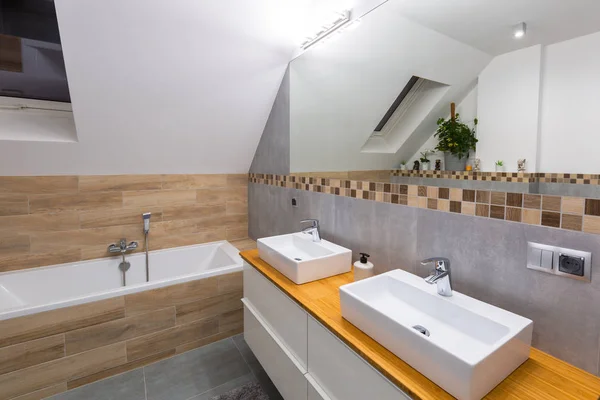 Moderní Koupelna Interiér Šedými Dlaždicemi Dřevěné Výzdoby — Stock fotografie