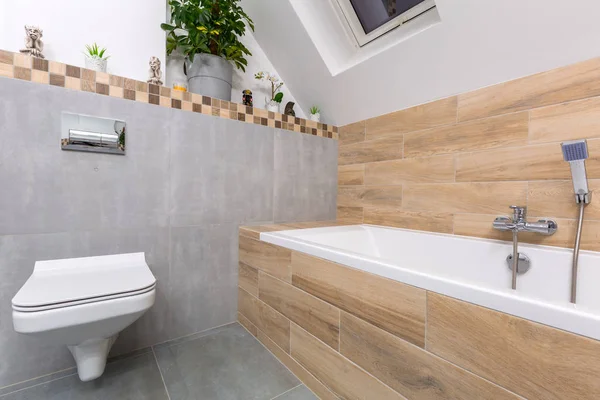 Moderne Badeværelse Interiør Med Grå Fliser Træ Decors - Stock-foto