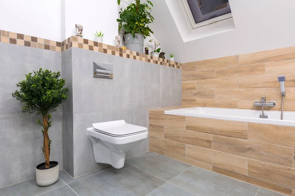 Interior Moderno Banheiro Com Azulejos Cinza Decorações Madeira — Fotografia de Stock