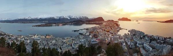 日落时挪威阿莱松德镇的全景 — 图库照片