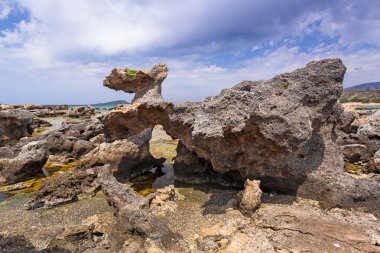 Elafonissi plaj ile balina şekil rock Crete, Yunanistan