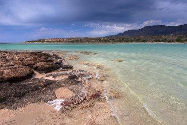 Pembe kum Girit, Yunanistan ile Elafonissi plaj