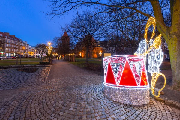 Noel Işıkları Polonya Ile Alacakaranlıkta Gdansk Eski Şehrin Mimarisi — Stok fotoğraf