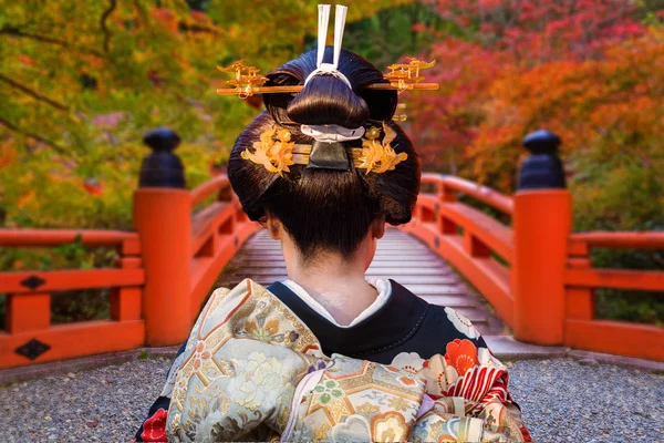 Renkli Akçaağaç Sonbaharda Japonya Yürüme Geleneksel Kimono Kadında — Stok fotoğraf