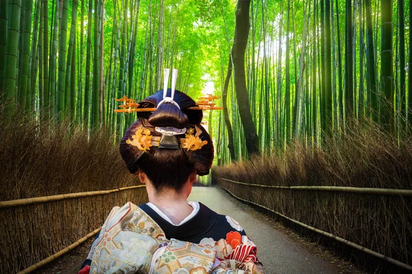 Donna Kimono Tradizionale Passeggiando Nella Foresta Bambù Arashiyama Giappone — Foto Stock