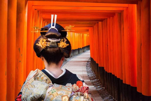 Femme Kimono Traditionnel Marchant Aux Portes Torii Japon — Photo