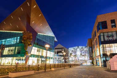 Gdansk, Polonya - 26 Aralık 2018: Gdansk, Polonya'nın Noel süsleri şehir merkezinde Forum Alışveriş merkezinde. Baltık Denizi, tarihi şehridir güzel mimari ile Gdansk.