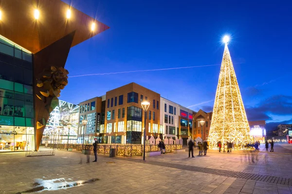 波兰格但斯克 2018年12月26日 波兰格但斯克市中心的论坛商场上的美丽圣诞树 格但斯克是波罗的海的历史名城 拥有美丽的建筑 — 图库照片