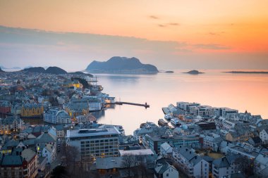 Norveç'te Alesund kasabada güzel gün batımı